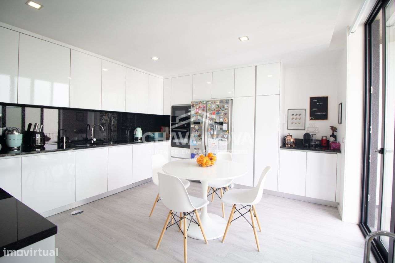 Moradia T3 em Grijó com 3 frentes, varandas e jardim - Grande imagem: 5/25