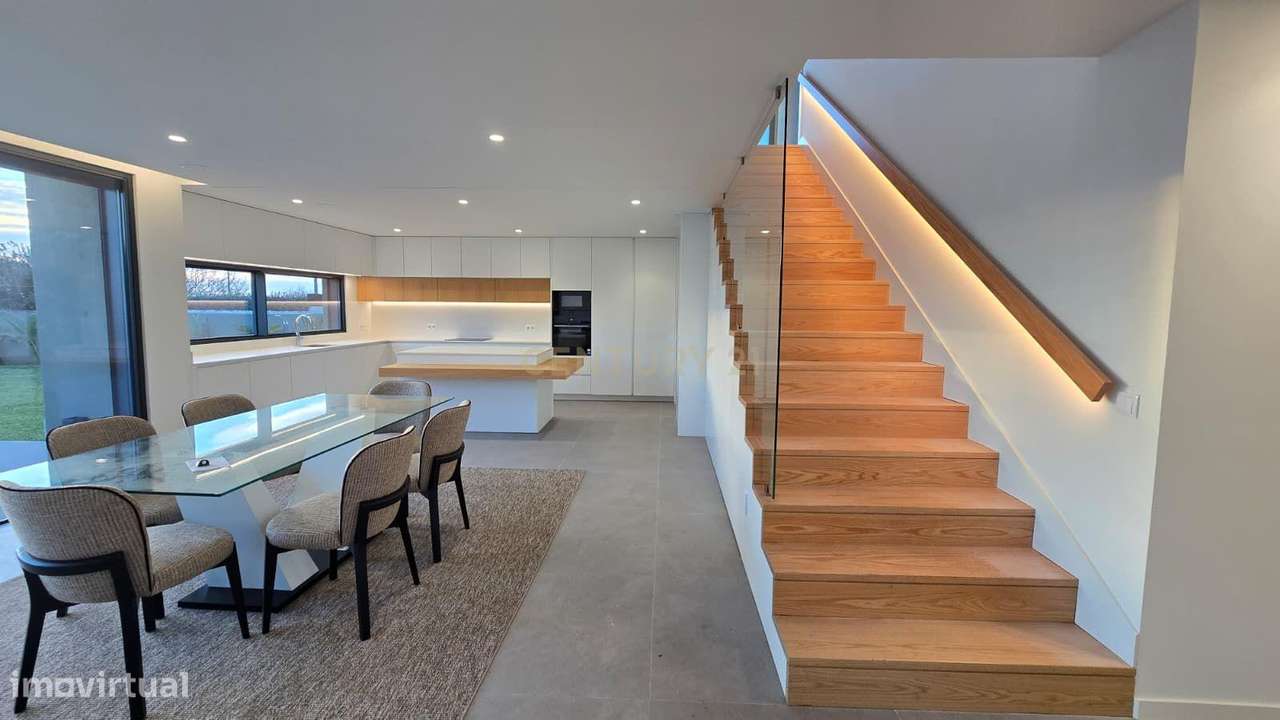 Moradia Contemporânea de Luxo em Azurara | Elegância, Privacidade e Di-14