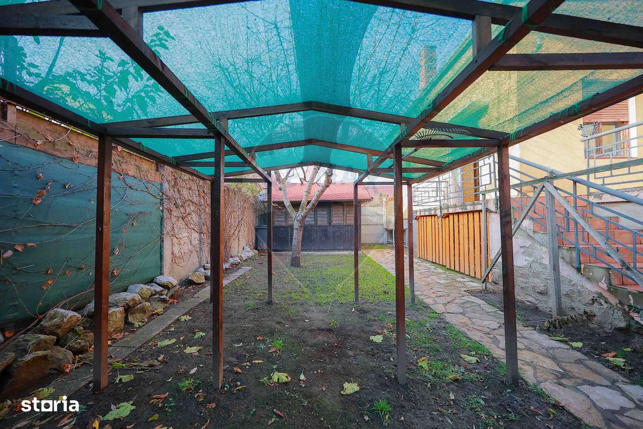 Casă Evreiască de Vânzare, Singur în Curte în zona Ultracentral-12