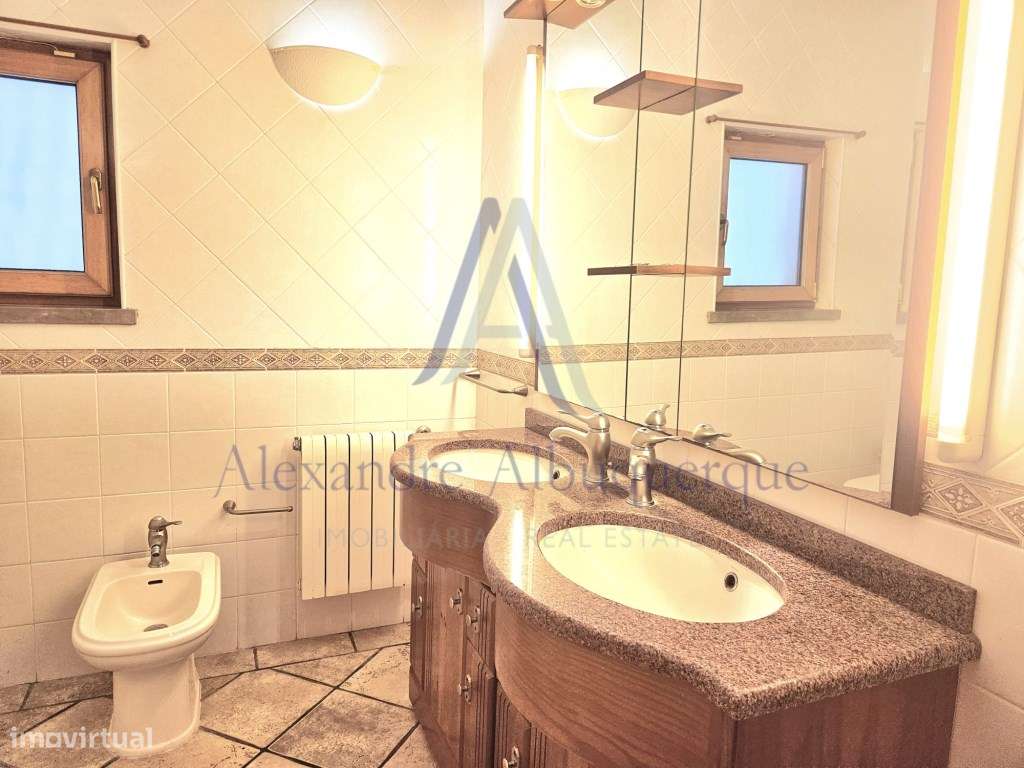 Moradia Isolada com Piscina T3+2-23