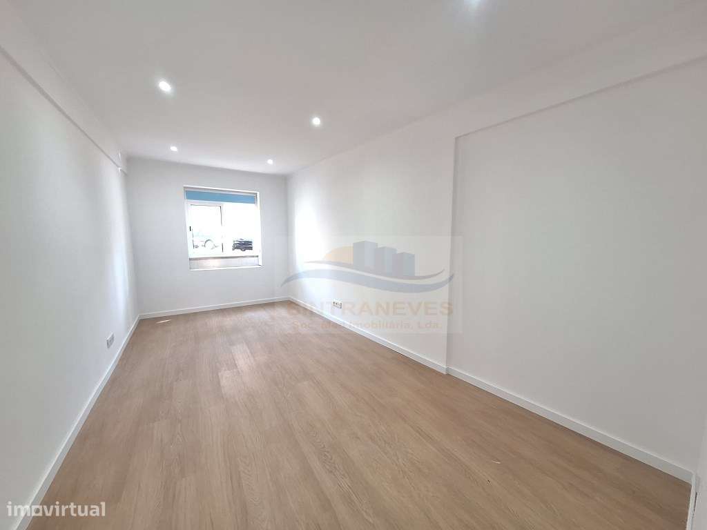 T2 em remodelação total, edifício e fracções como novos.-10