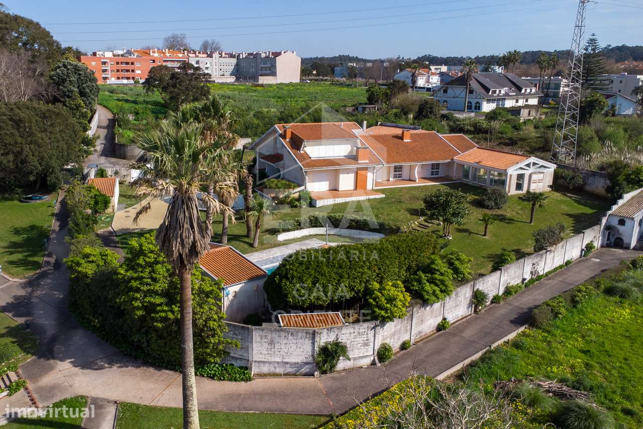 Moradia T8 com jardim e piscinas em Miramar-3