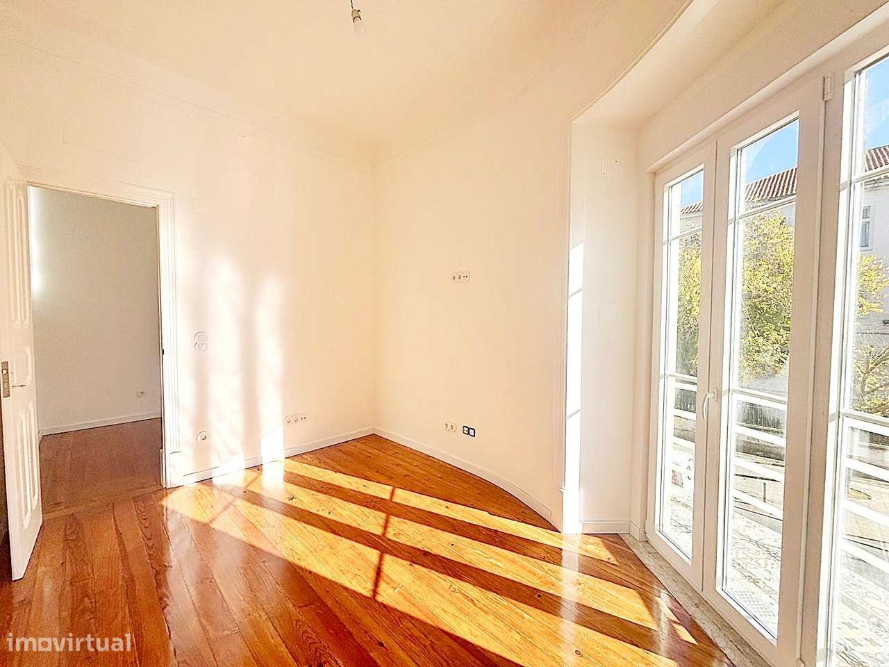 T3 totalmente remodelado com varanda na Av. General Roçadas!-26