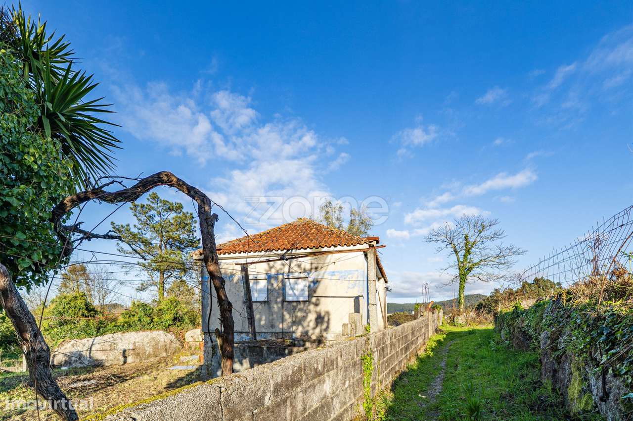 Moradia individual T2 para restauro em Priscos - Braga - Grande imagem: 2/26