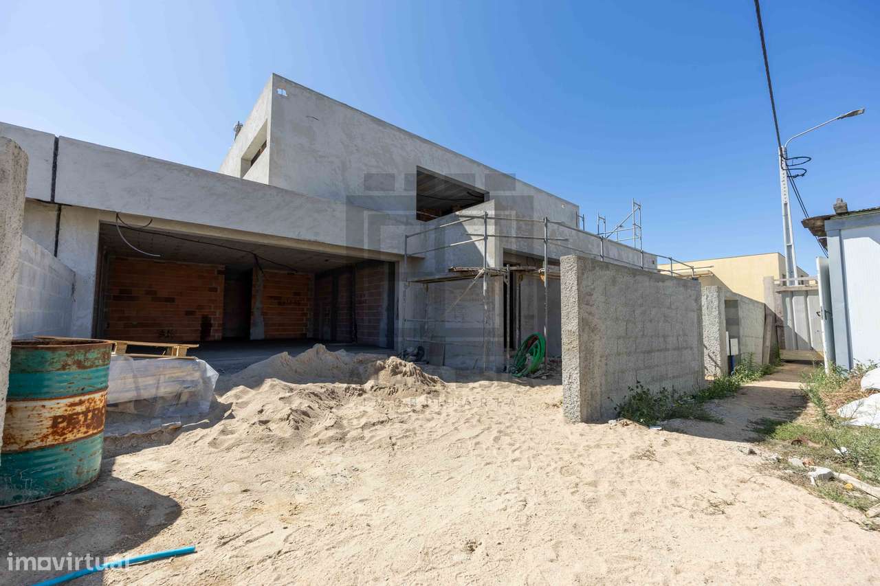Moradia T3+1 Nova com Piscina em São Félix da Marinha, V.N.G.-34