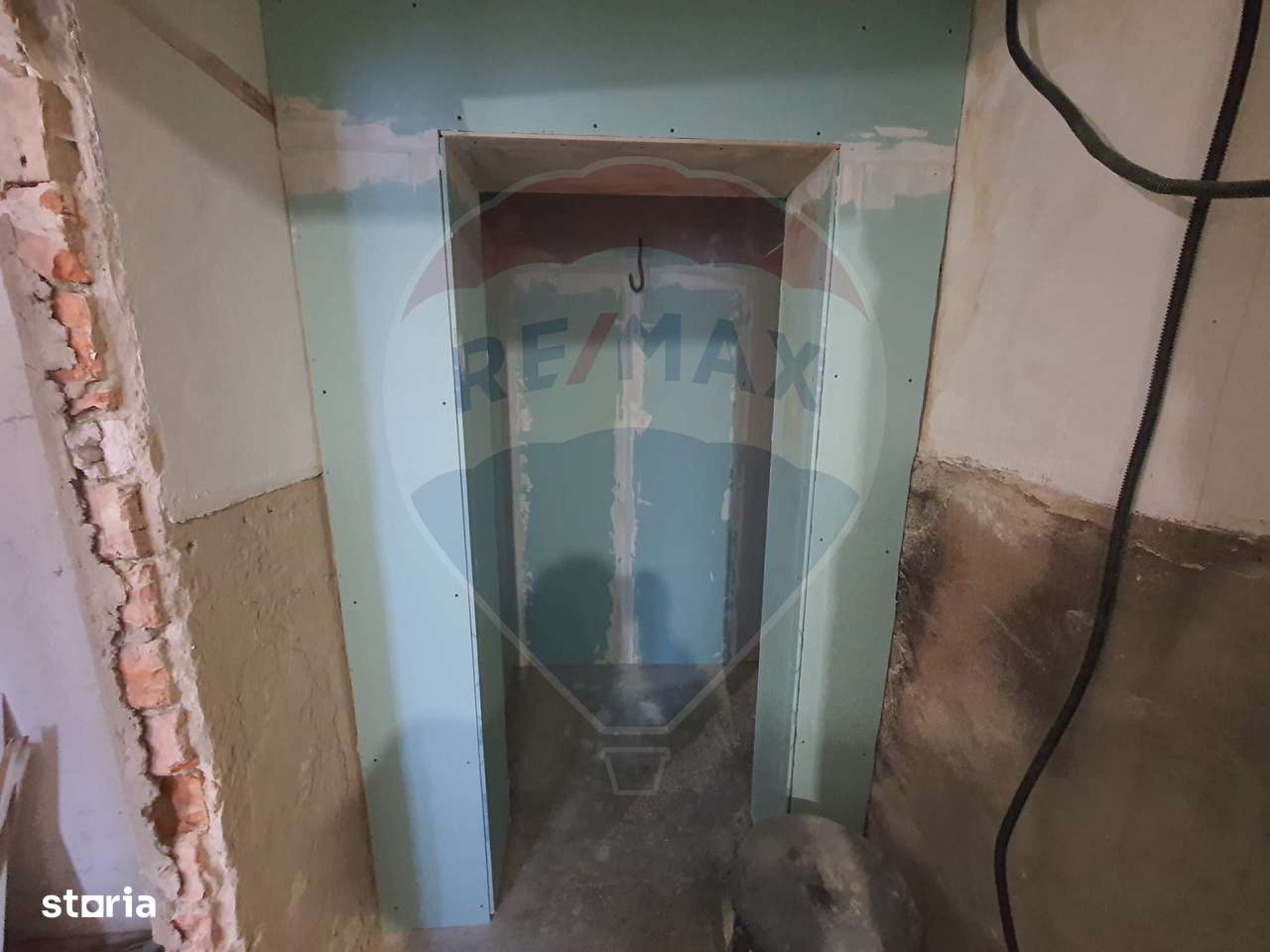 Apartament cu 2 camere de vanzare - Comanesti - Imagine principală: 3/16