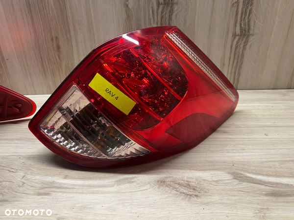 LAMPA TYLNA PRAWA TOYOTA RAV4 III - 1