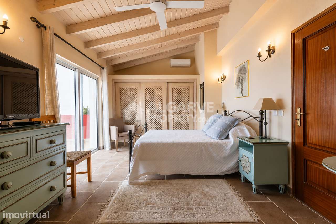 Moradia com Vistas Panorâmicas e Terreno em Estoi-18