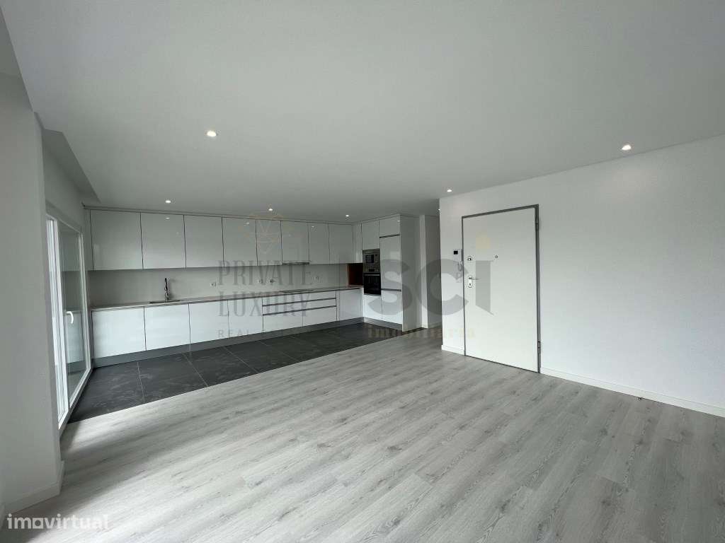 Apartamento T3 Quinta da Fábrica Parqueamento e Varandas-10