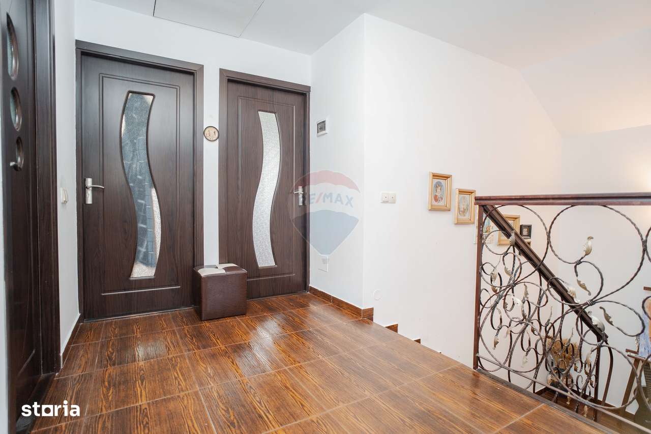 Casă cu Piscină de Vânzare, 500mp Teren, Str. Victoriei-Valea Lupului-9