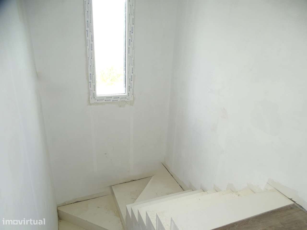 Geminada T3 com garagem, jardim e terraço-8