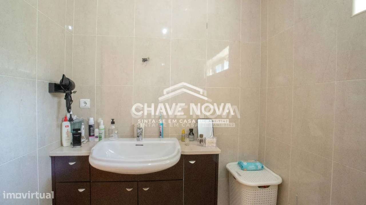 Apartamento T2, em Pedroso, com duas varandas, garagem e arrumos-26