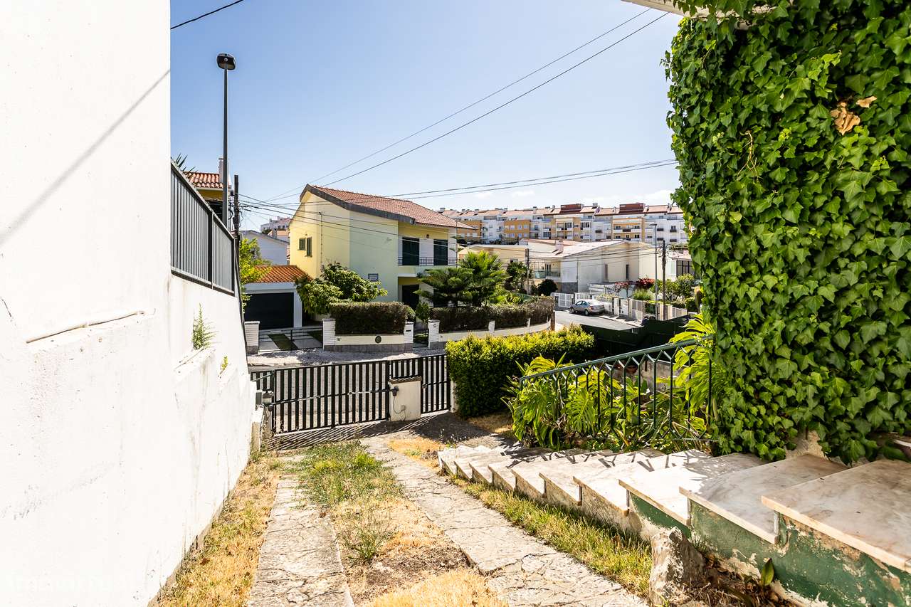 Moradia T4 Independente com Jardim e Garagem | Alto da Parede-27