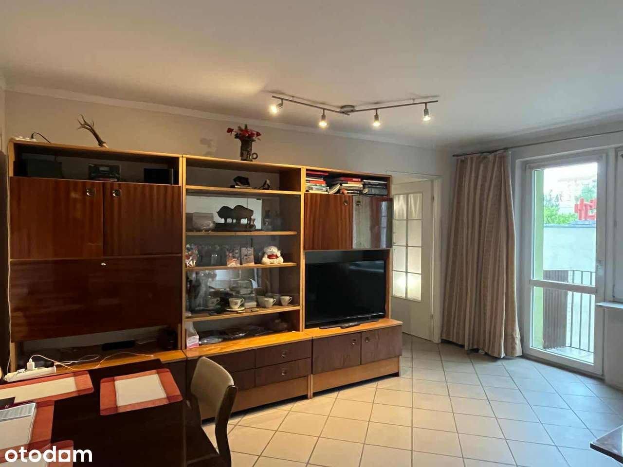 3 pokoje, balkon, 2 piętro, meble w zabudowie-1