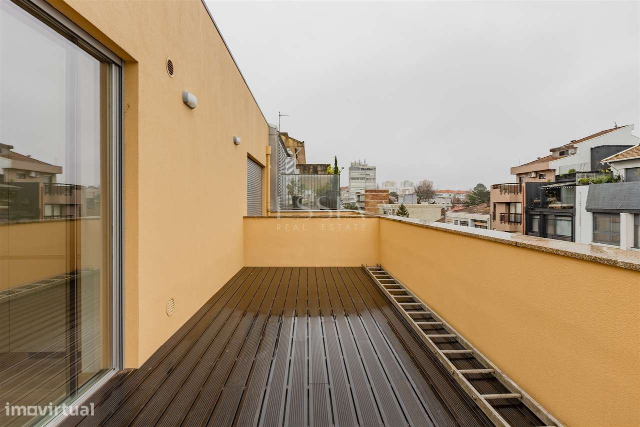 Apartamento T2 no Último Piso com Terraço na Boavista, Porto-1