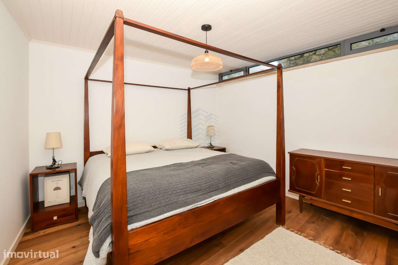 Moradia T3 remodelada com logradouro e terraço — Bugalhos-7