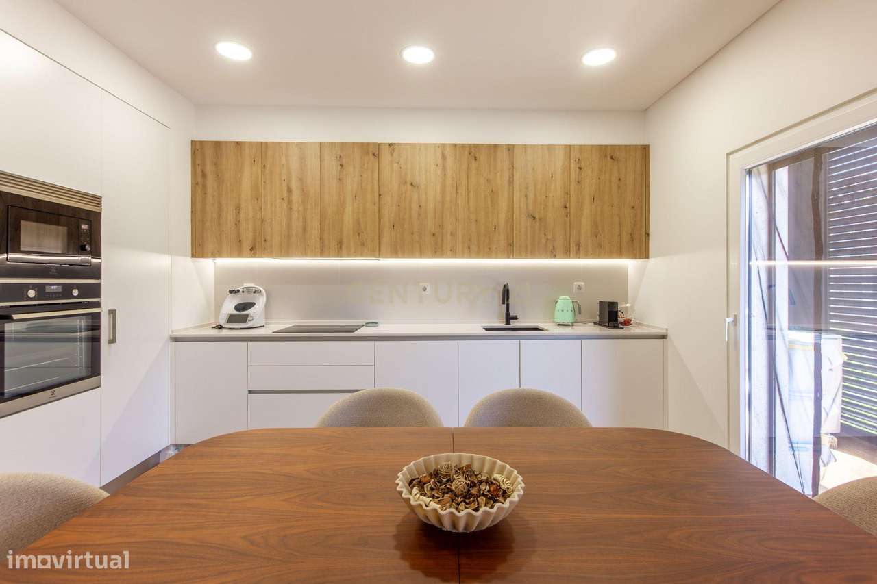 Moderno apartamento T3, com parqueamento e varandas em Santo António d-8