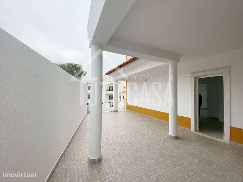 Moradia V3+1 totalmente remodelada na Ericeira-12
