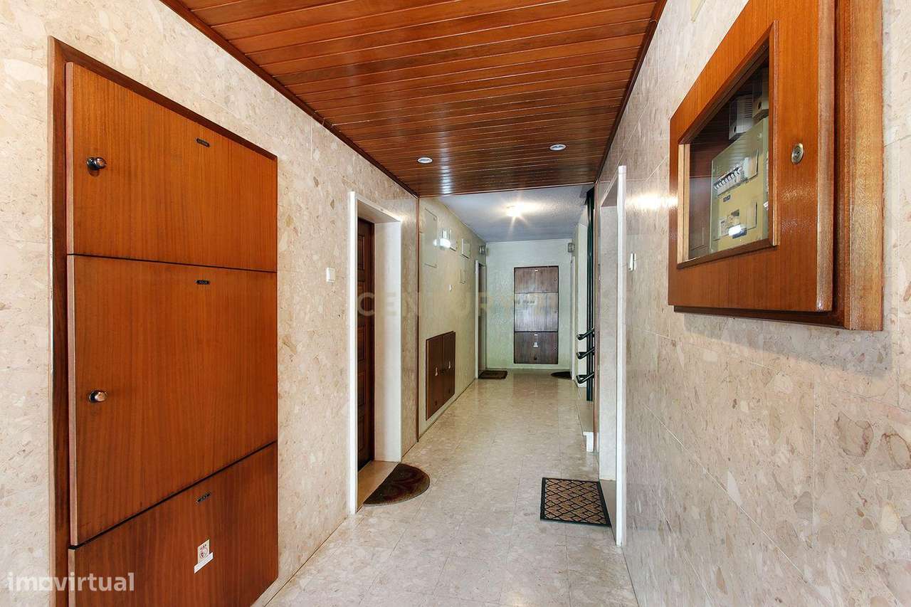 Mem Martins - Apartamento T1 transformado em T2 em zona tranquila.-15