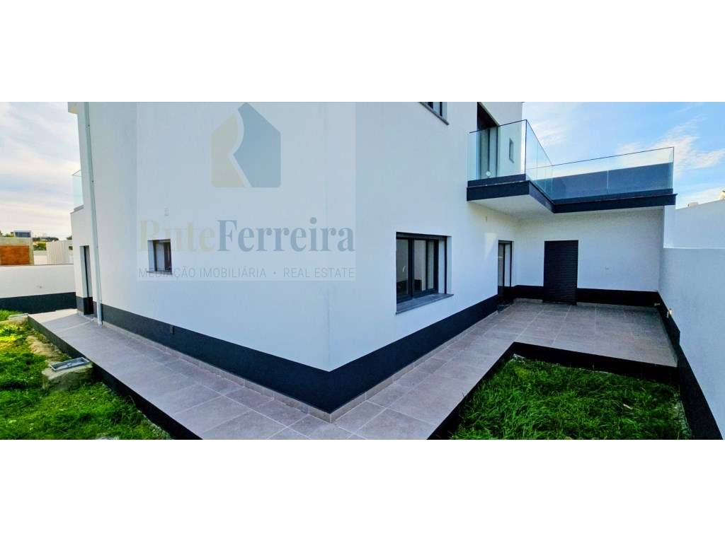 Espetacular Moradia T4 Nova, com Garagem e Logradouro!-5