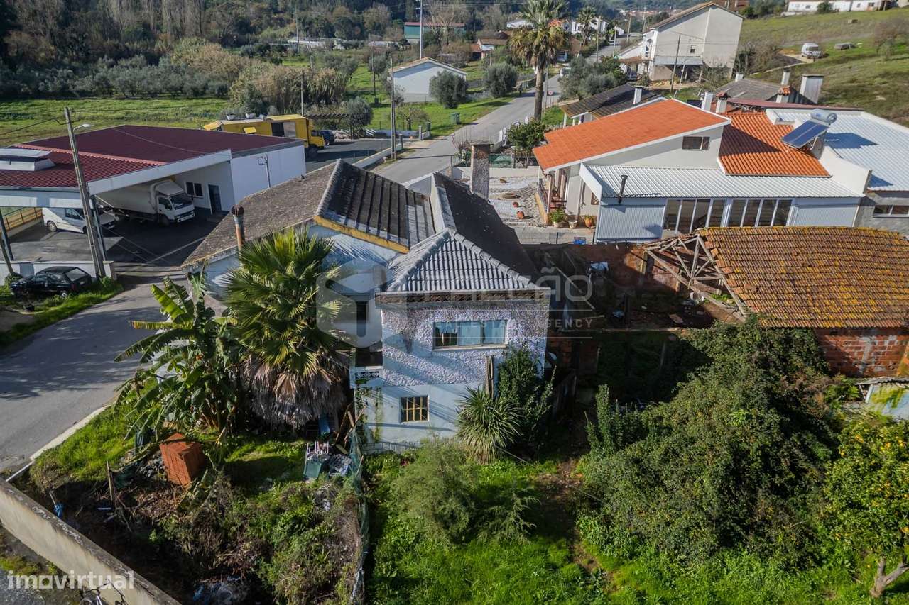 Moradia T3 em Alcobertas com lareira, varanda e potencial de investime-5