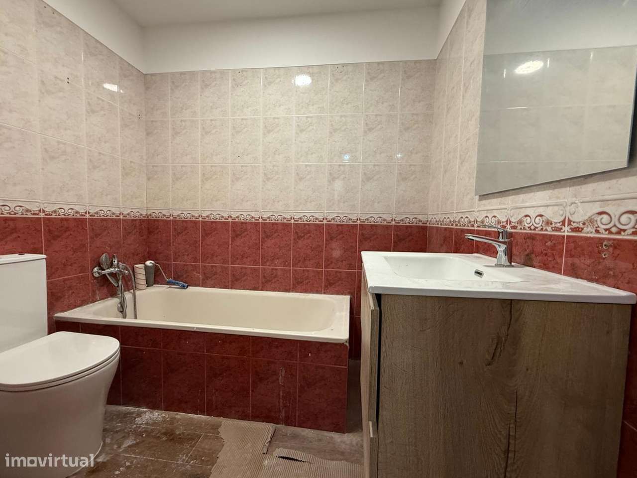 Apartamento T4 transformado em T3 no Laranjeiro em Almada-19