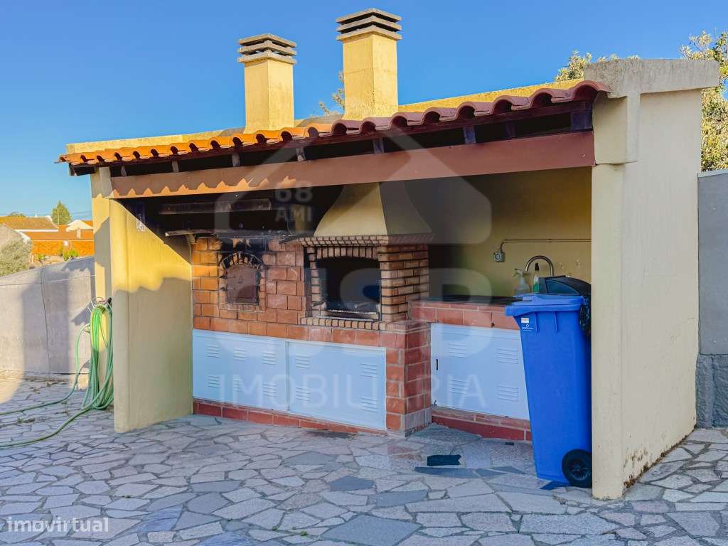 Moradia T4 com piscina na Barrosa - 4km de Benavente-36