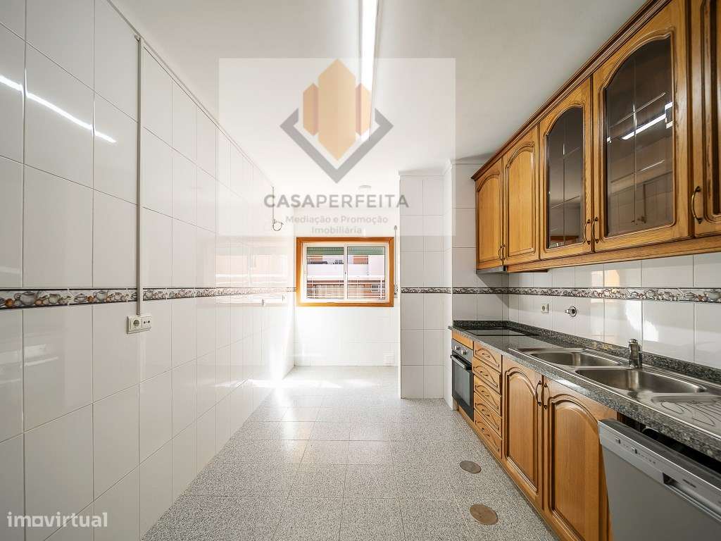 Fabuloso Apartamento T3 de 3 Frentes com Varanda e Box - Avintes-10