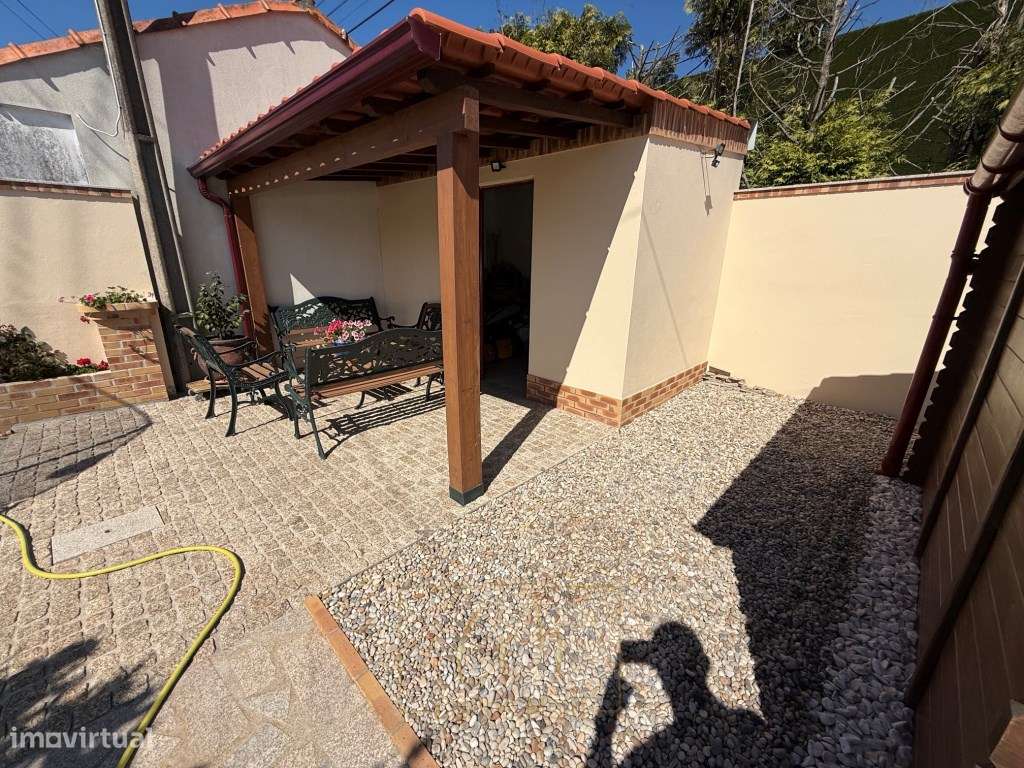 Moradia térrea e isolada, com piscina e inserida em 2 lotes na Póvo...-19