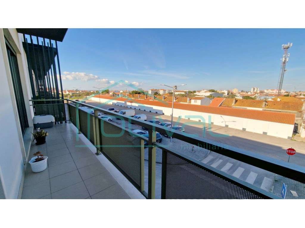 T3 Semi-Novo com Varandas, Box e Excelentes Acabamentos | Urbanizaç... - Grande imagem: 4/36