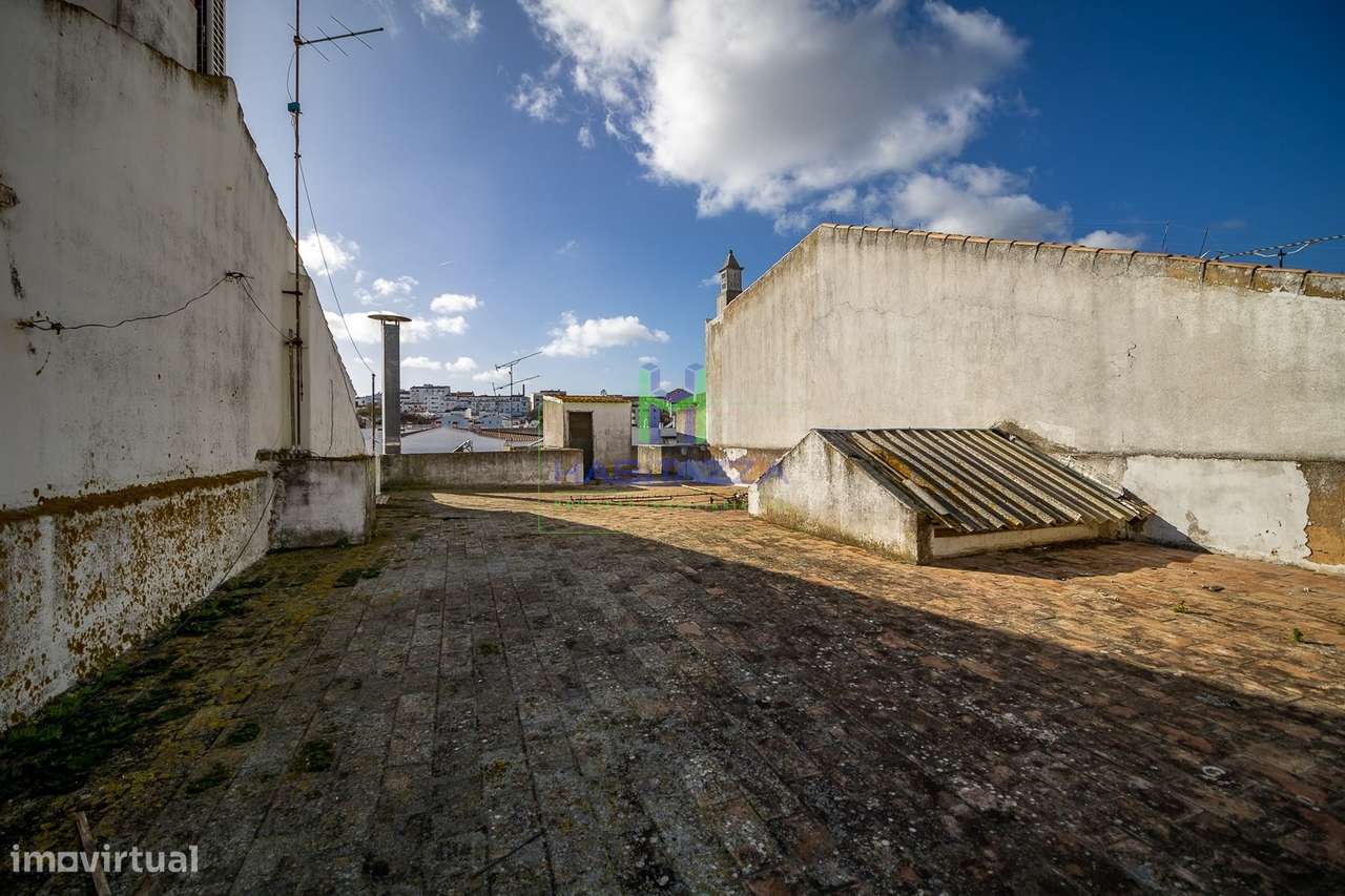 Prédio no Centro histórico de Lagos composto por 2 Apartamentos T3 e 1-46
