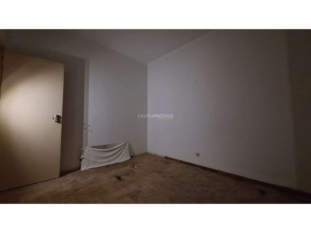 Moradia T3 no Mucifal, Colares, com terreno de 1165 m-4