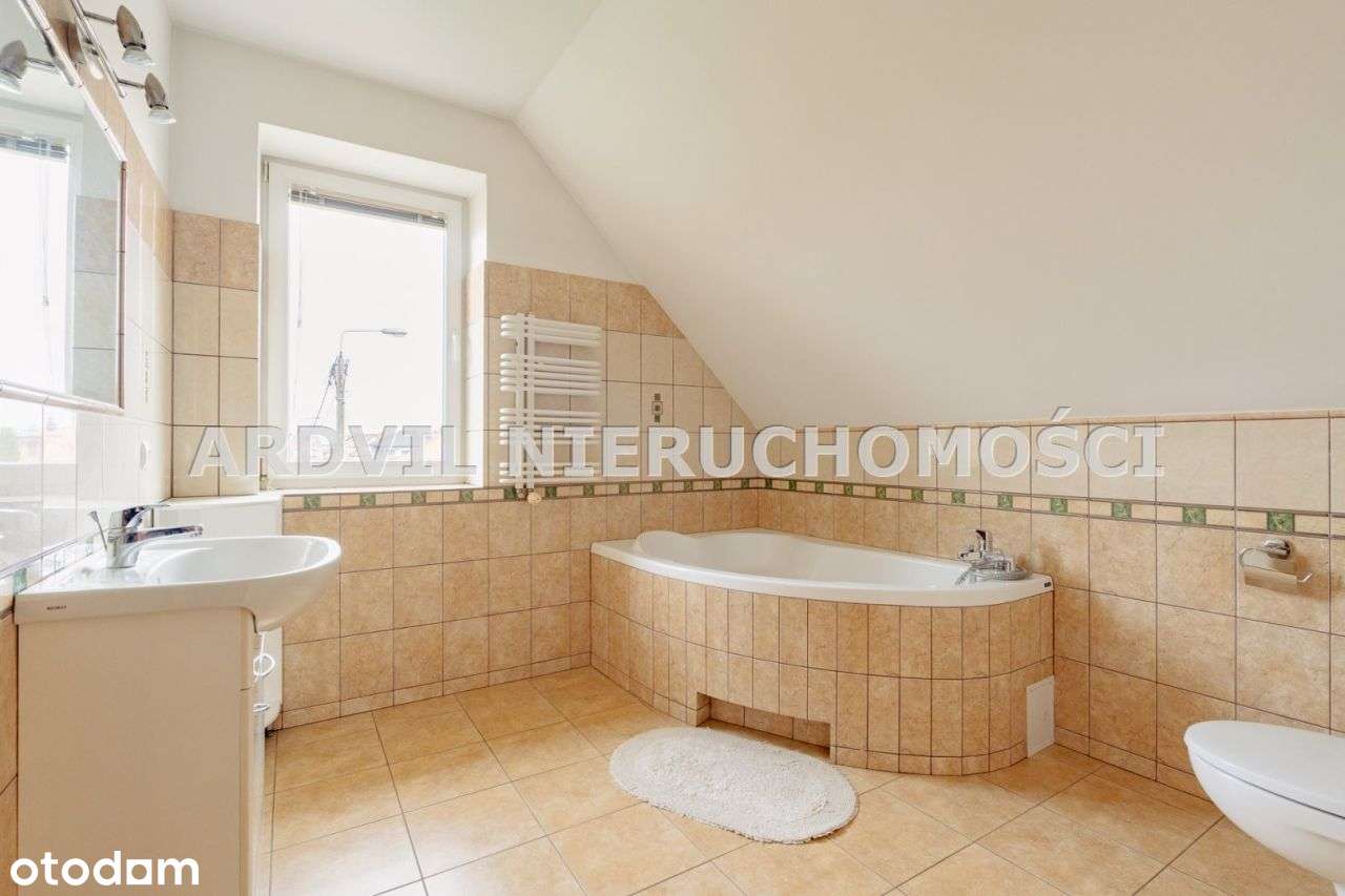 Solidny przestrony dom-12