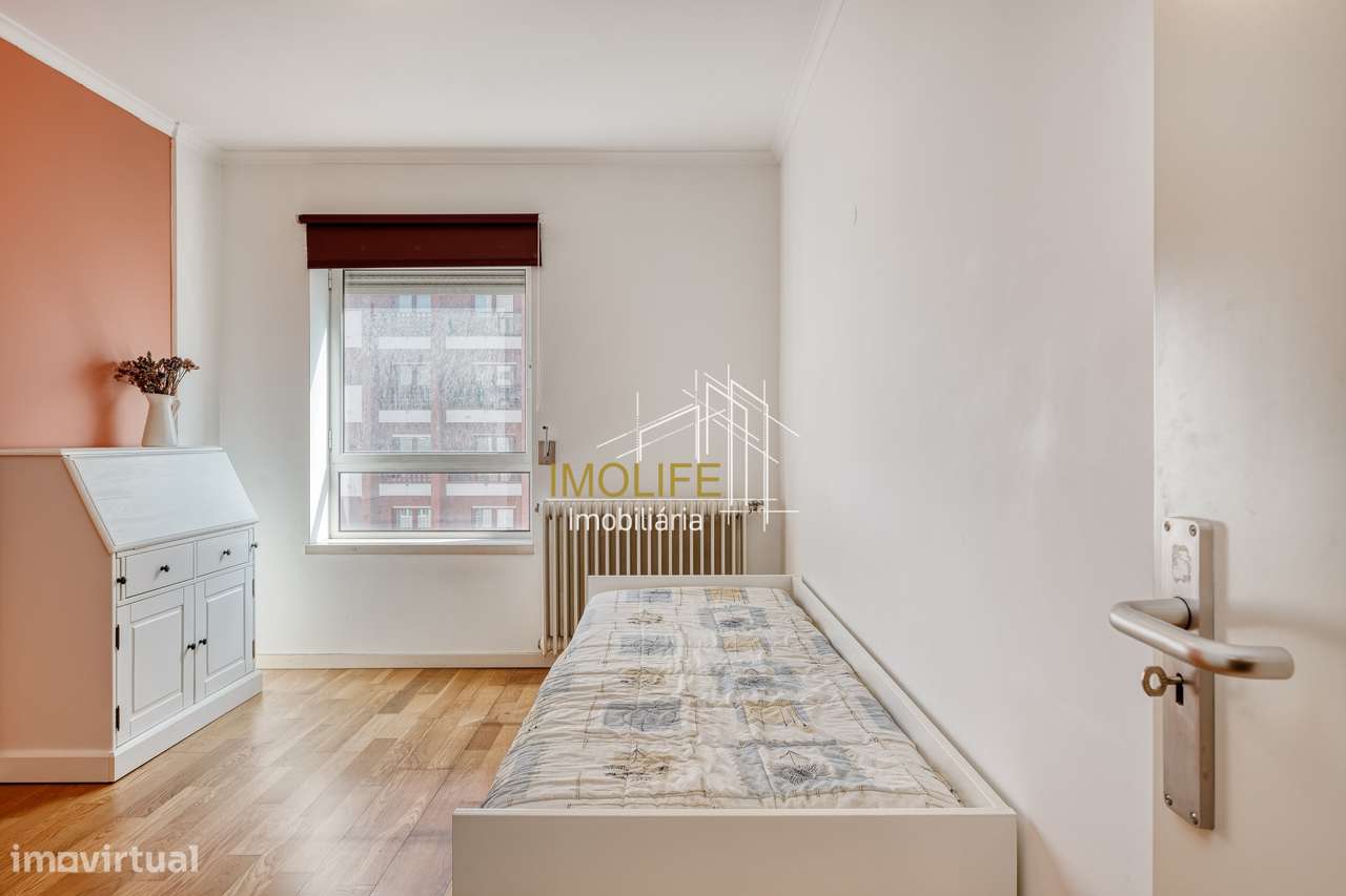 Apartamento T2 com Vista Desafogada em Benfica-13