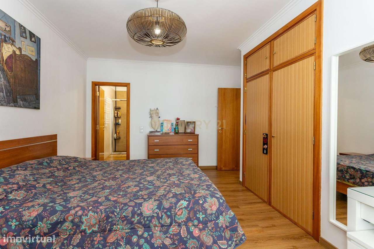 Apartamento T3 Remodelado com Arrecadação e Parqueamento-18