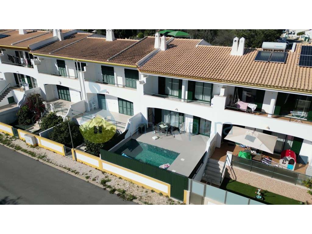 Moradia em banda T3 para venda na zona dos Brejos, Albufeira. - Grande imagem: 1/34