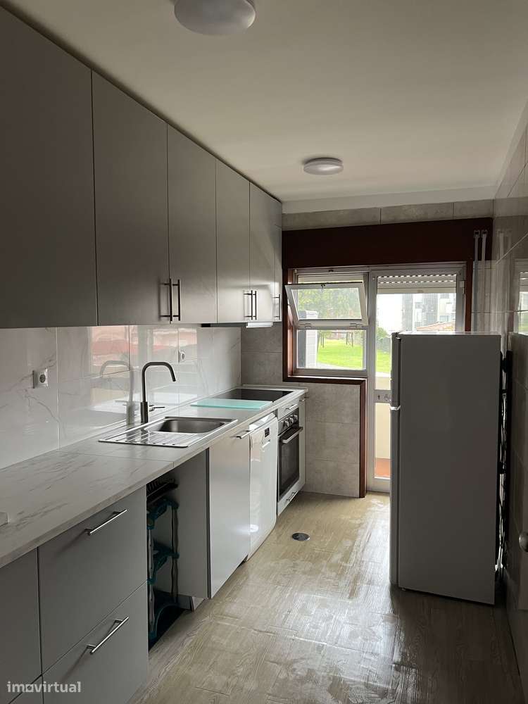 T1 c/Varanda-Campanhã-a 200m do Jardim do Corujeira - Grande imagem: 1/8