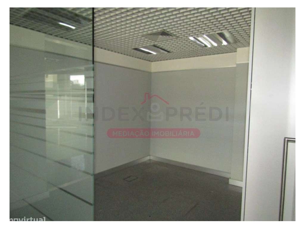 Loja Central com Montras - Carregal do Sal - Grande imagem: 4/14