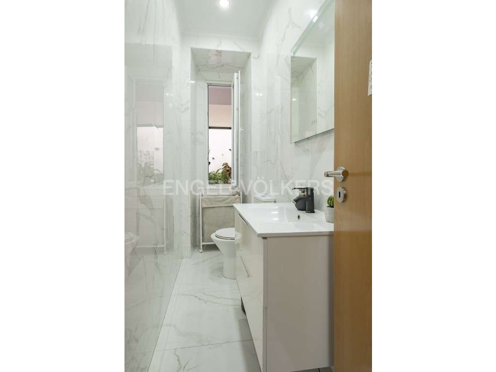 T4 remodelado com terraço e jardim Anjos / Arroios-23