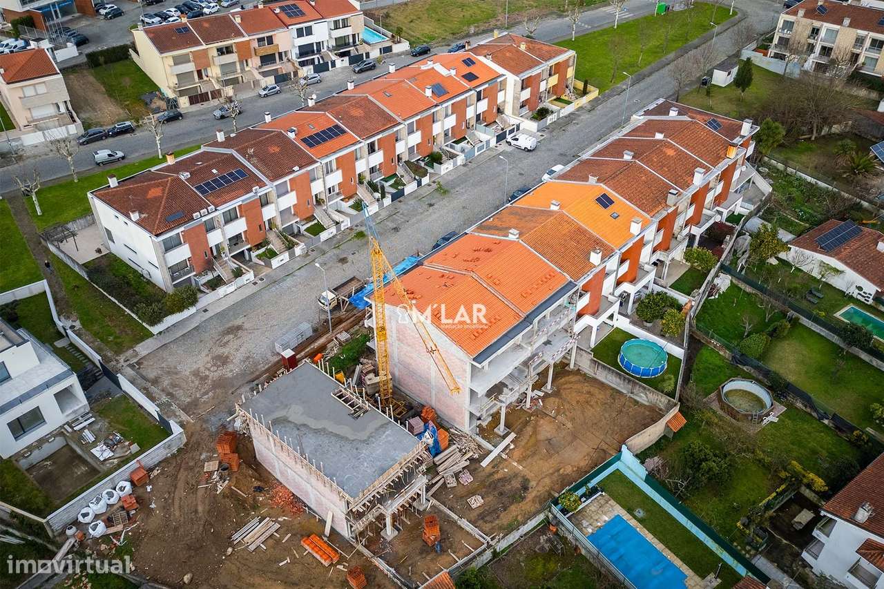 Moradia T3+1,  de gaveto, em Merelim S. Pedro – Braga-6