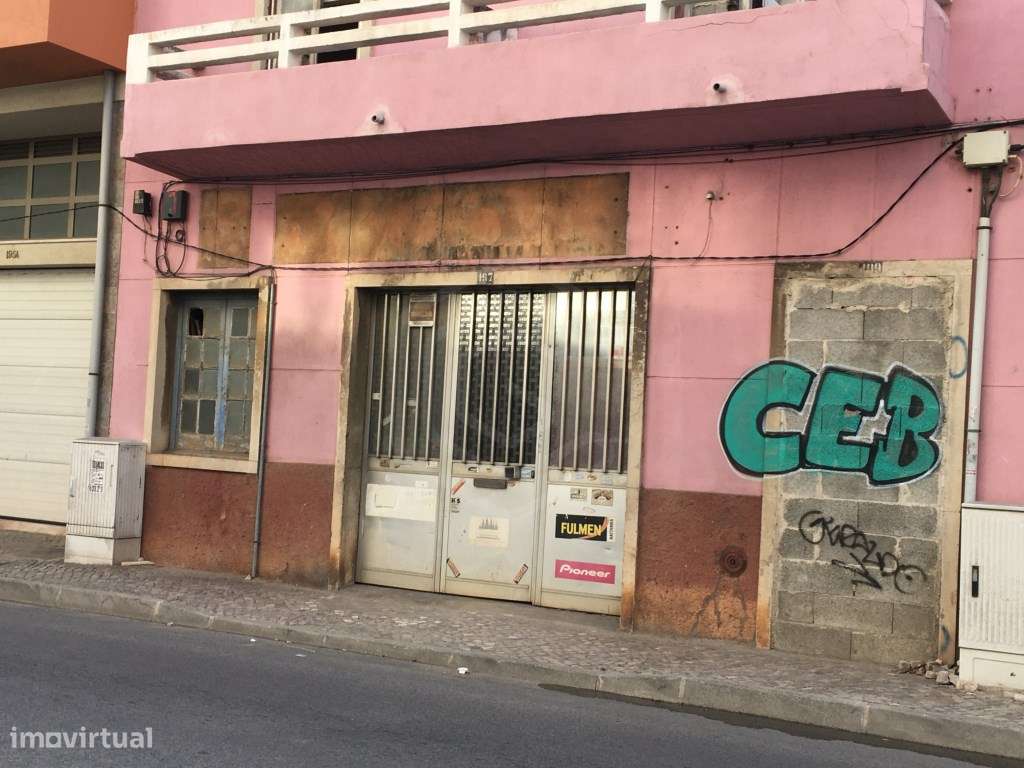 Prédio com dois pisos, logradouro, boa localização, Faro, Algarve - Grande imagem: 3/16