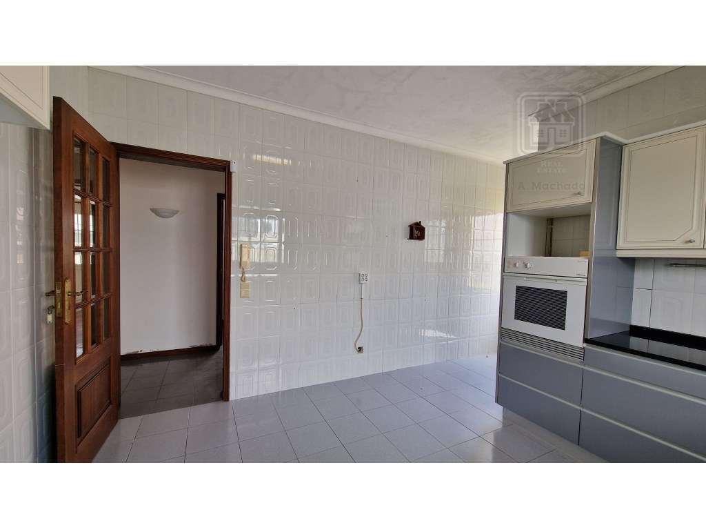 VENDA de MORADIA - VIVENDA T4+1 com Jardim e Garagem - Relva, Ponta...-28