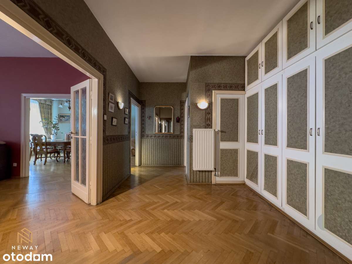 Apartament w modernistycznej kamienicy z balkonem-7