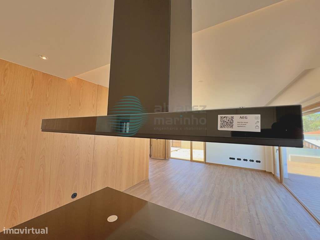 Moradia T4 Independente de Design Contemporâneo com Piscina e Garagem-38