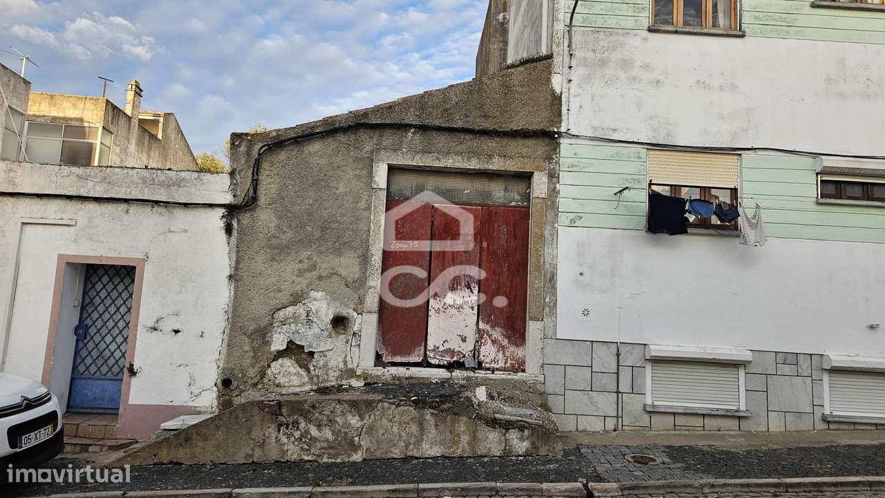 Prédio devoluta para recuperar à venda em Beja. - Grande imagem: 2/17