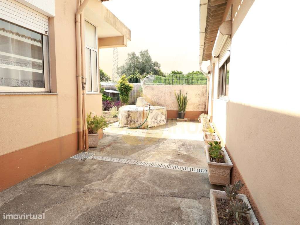 EXCELENTE MORADIA TERREA COM TERRENO E ANEXOS ARCOZELO-14