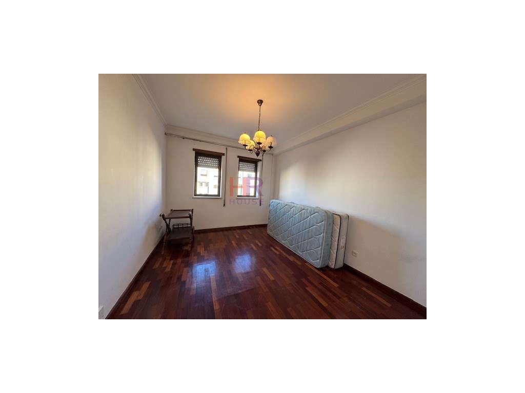 Vende-se T2 com garagem completamente mobilado e equipado.-18