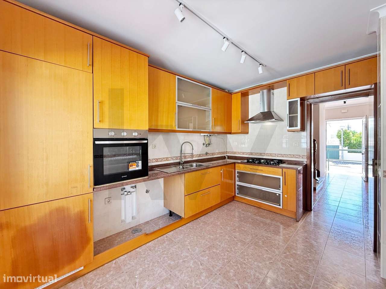 Moradia T3+1 com quintal, três pisos em Vila Nogueira de Azeitão-9