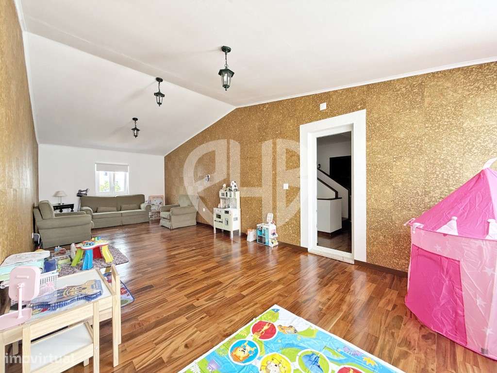 Moradia Geminanda 3 Pisos com garagem, varanda e espaço exterior em...-48