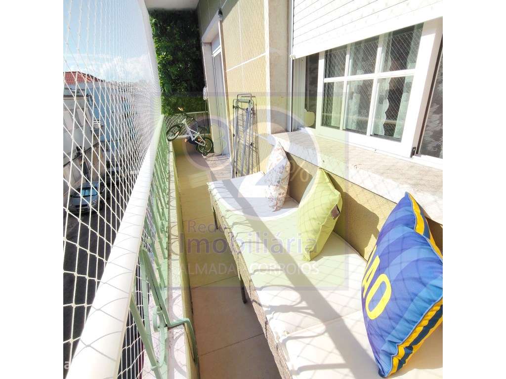 Apartamento Renovado e Moderno com Varanda-10
